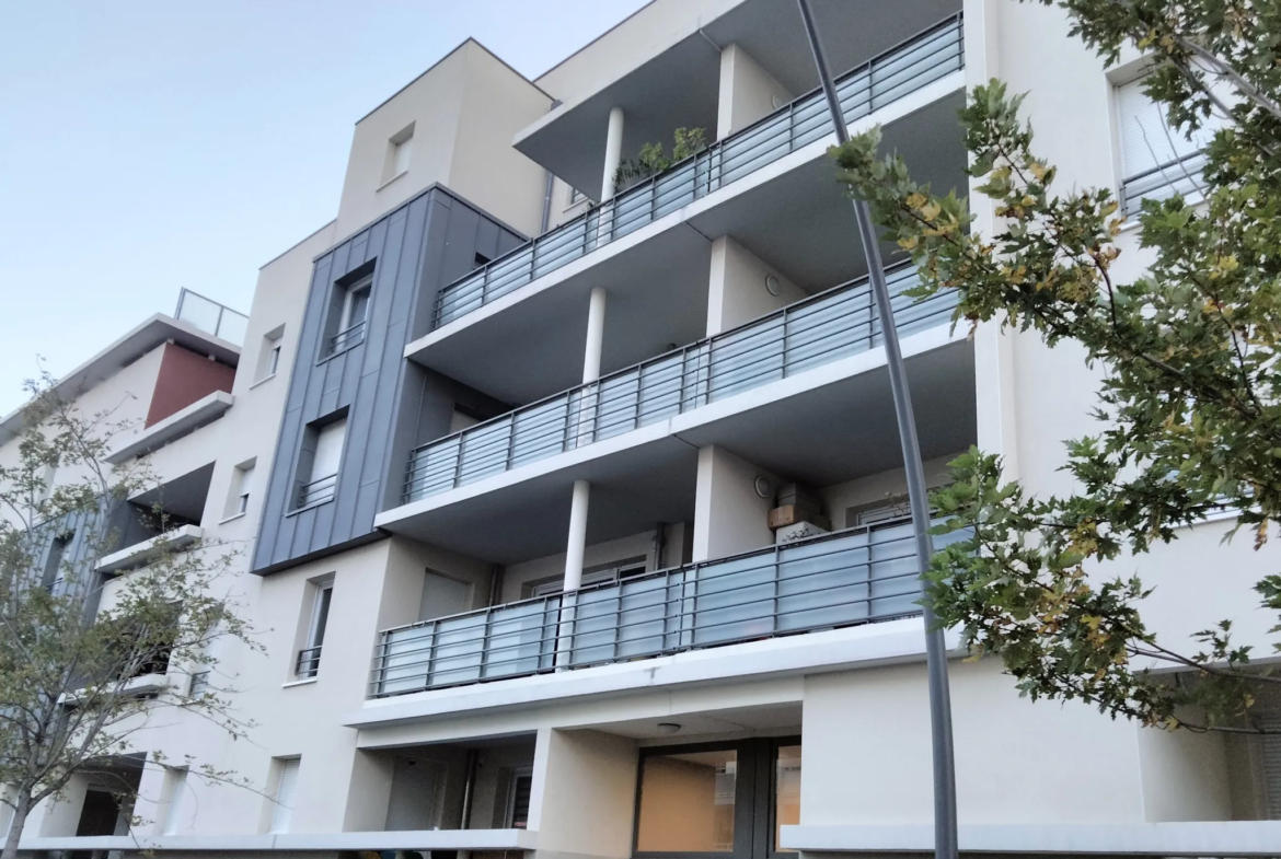 Appartement T3 récent aux Angles avec balcon et parking 