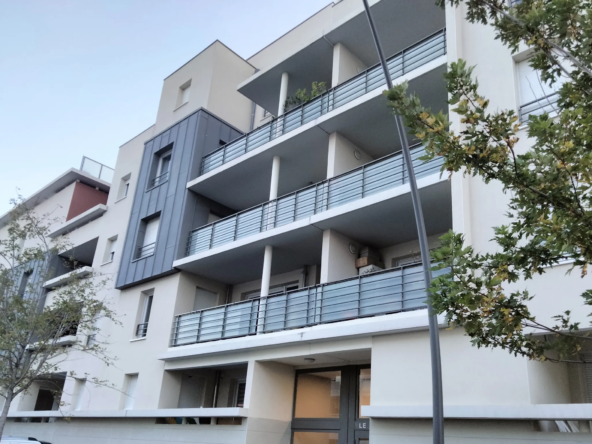 Appartement T3 récent aux Angles avec balcon et parking