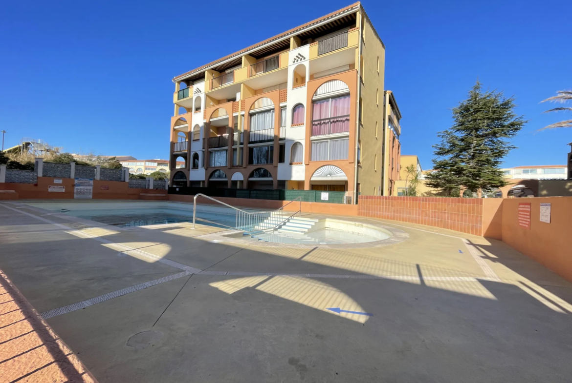 Studio cabine rénové avec terrasse dans résidence avec piscine au Cap d'Agde 