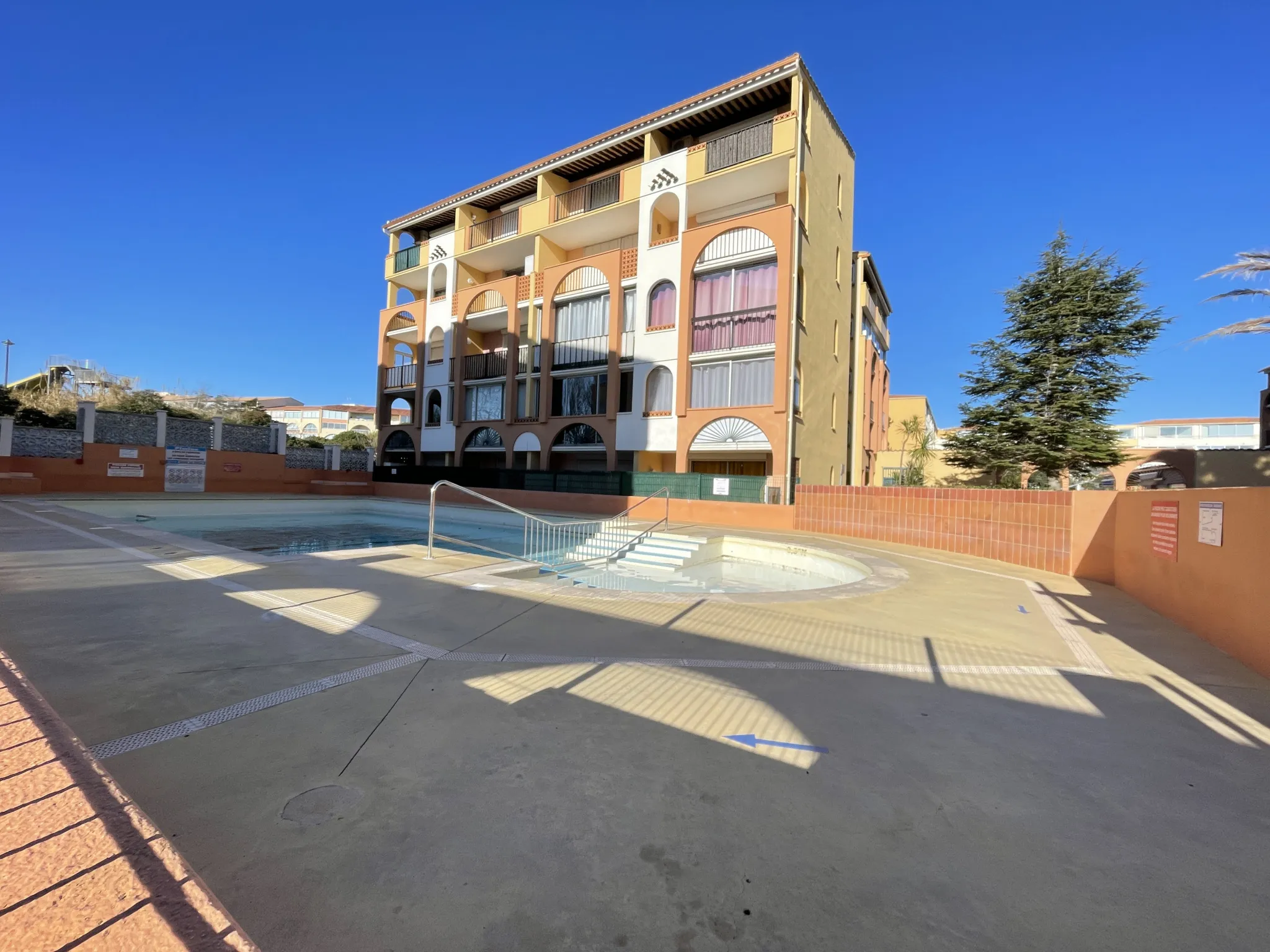 Studio cabine rénové avec terrasse dans résidence avec piscine au Cap d'Agde 