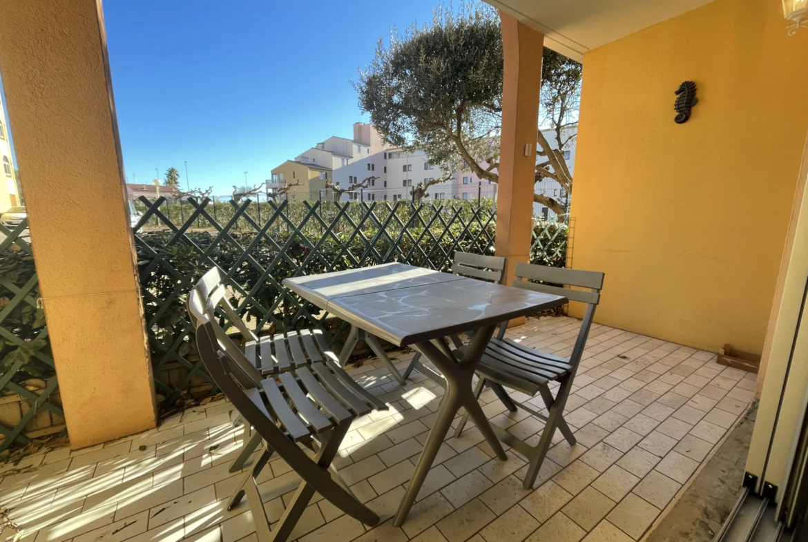 Studio cabine rénové avec terrasse dans résidence avec piscine au Cap d'Agde 