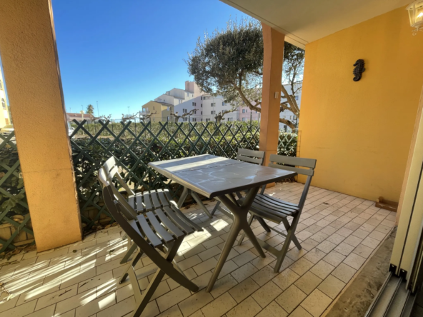 Studio cabine rénové avec terrasse dans résidence avec piscine au Cap d'Agde