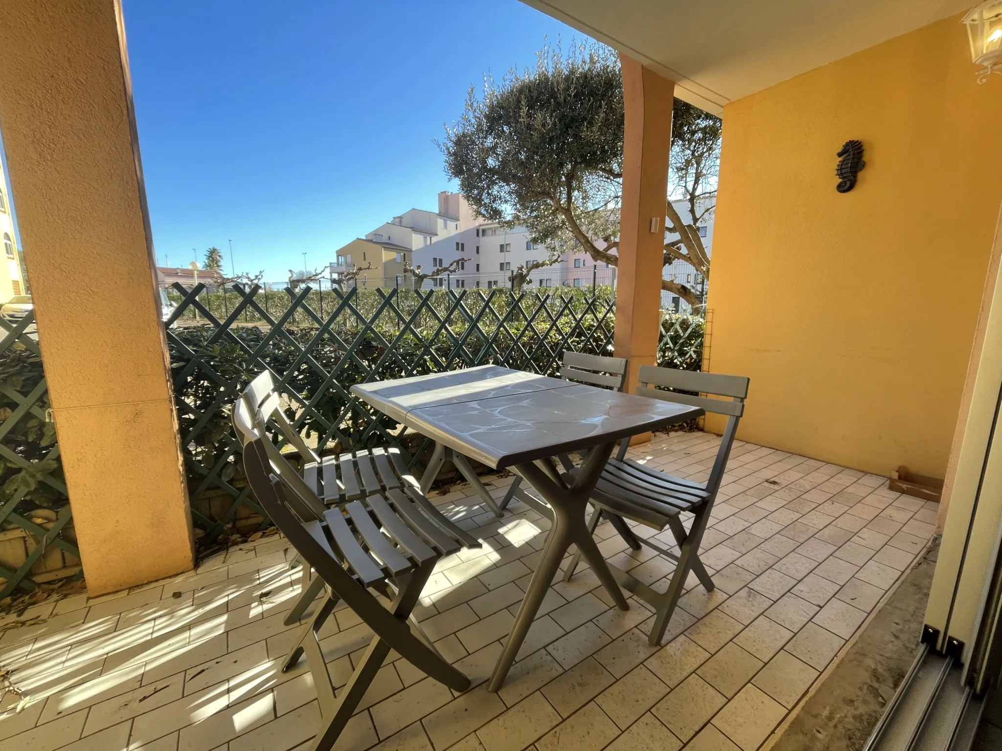 Studio cabine rénové avec terrasse dans résidence avec piscine au Cap d'Agde 