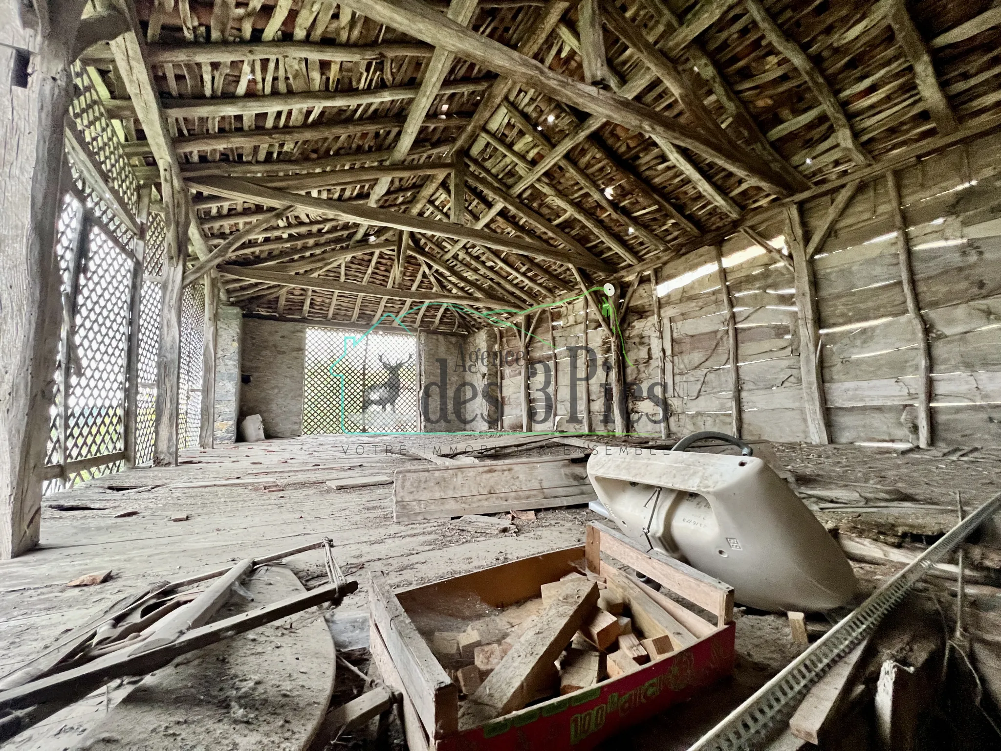 Ferme en pierre à rénover avec grange à Estadens 