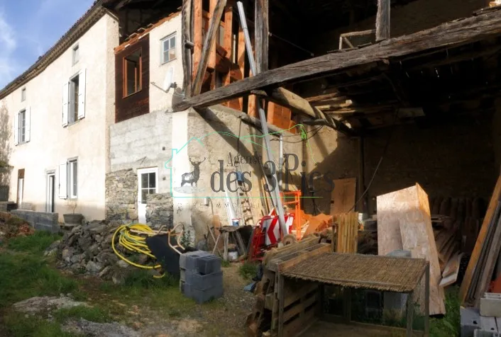 Ferme en pierre à rénover avec grange à Estadens 