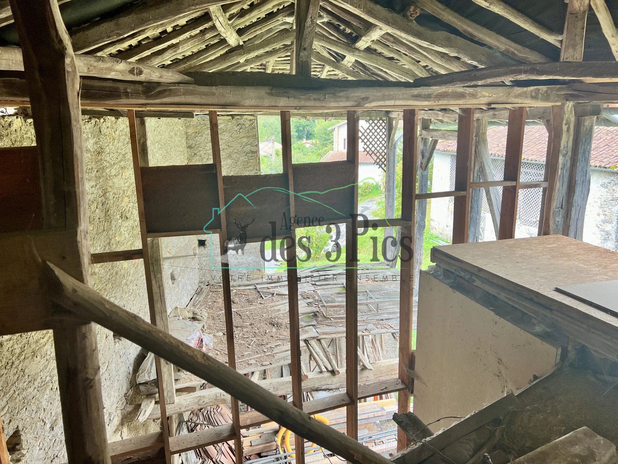 Ferme en pierre à rénover avec grange à Estadens 