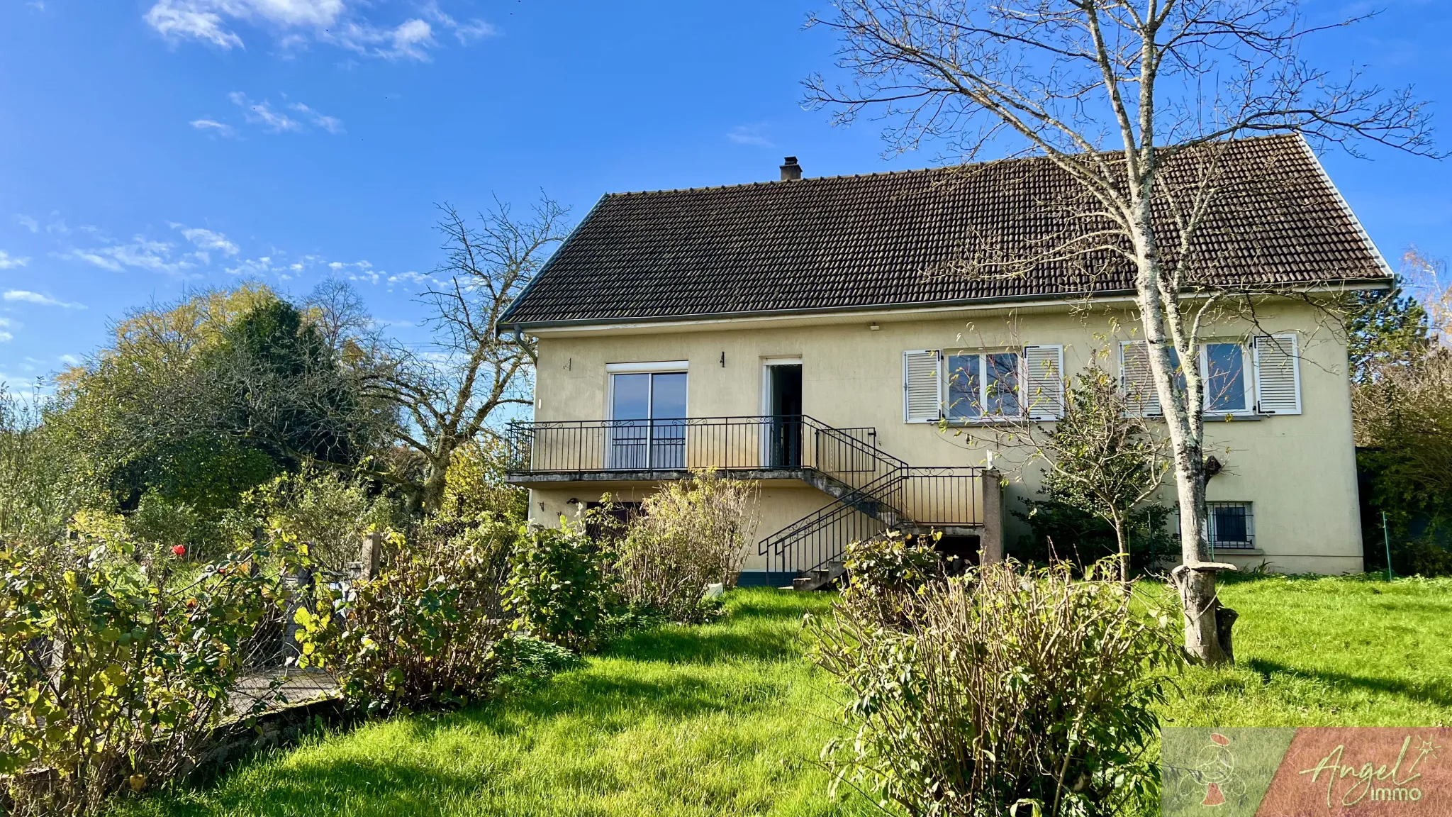 Maison spacieuse à vendre à Lavangeot avec sous-sol et jardin 