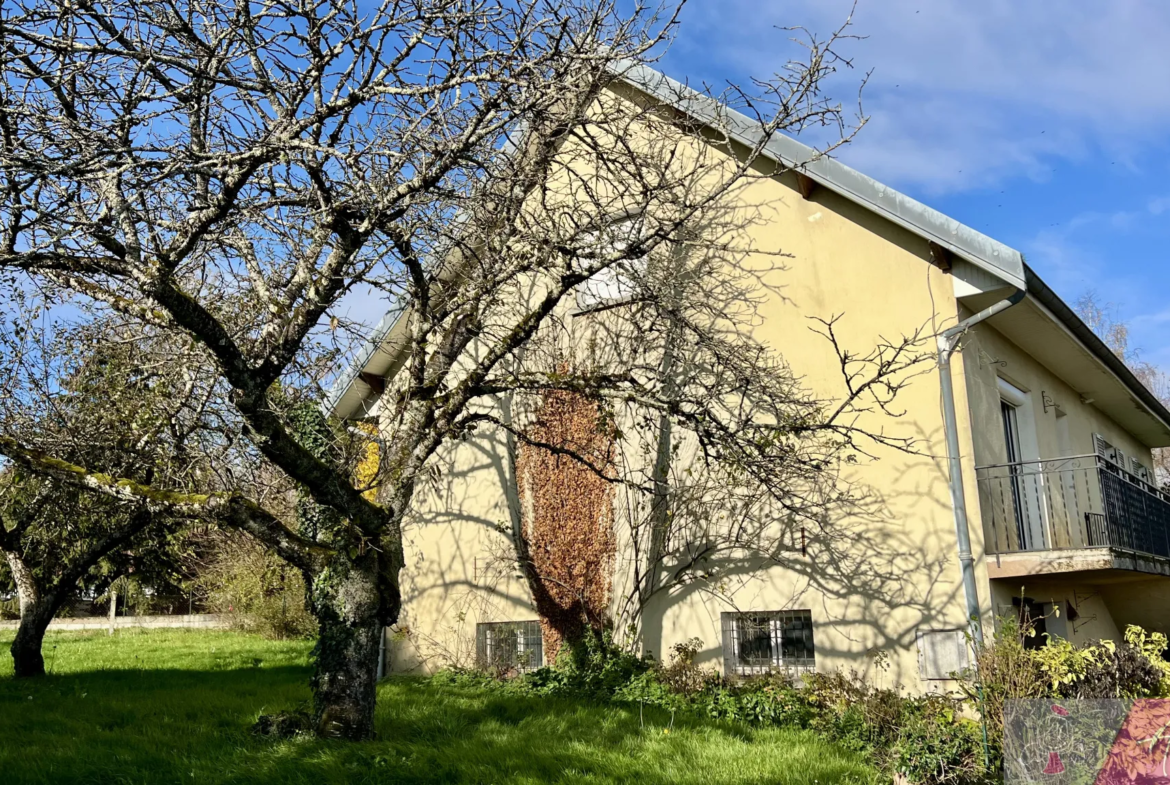 Maison spacieuse à vendre à Lavangeot avec sous-sol et jardin 