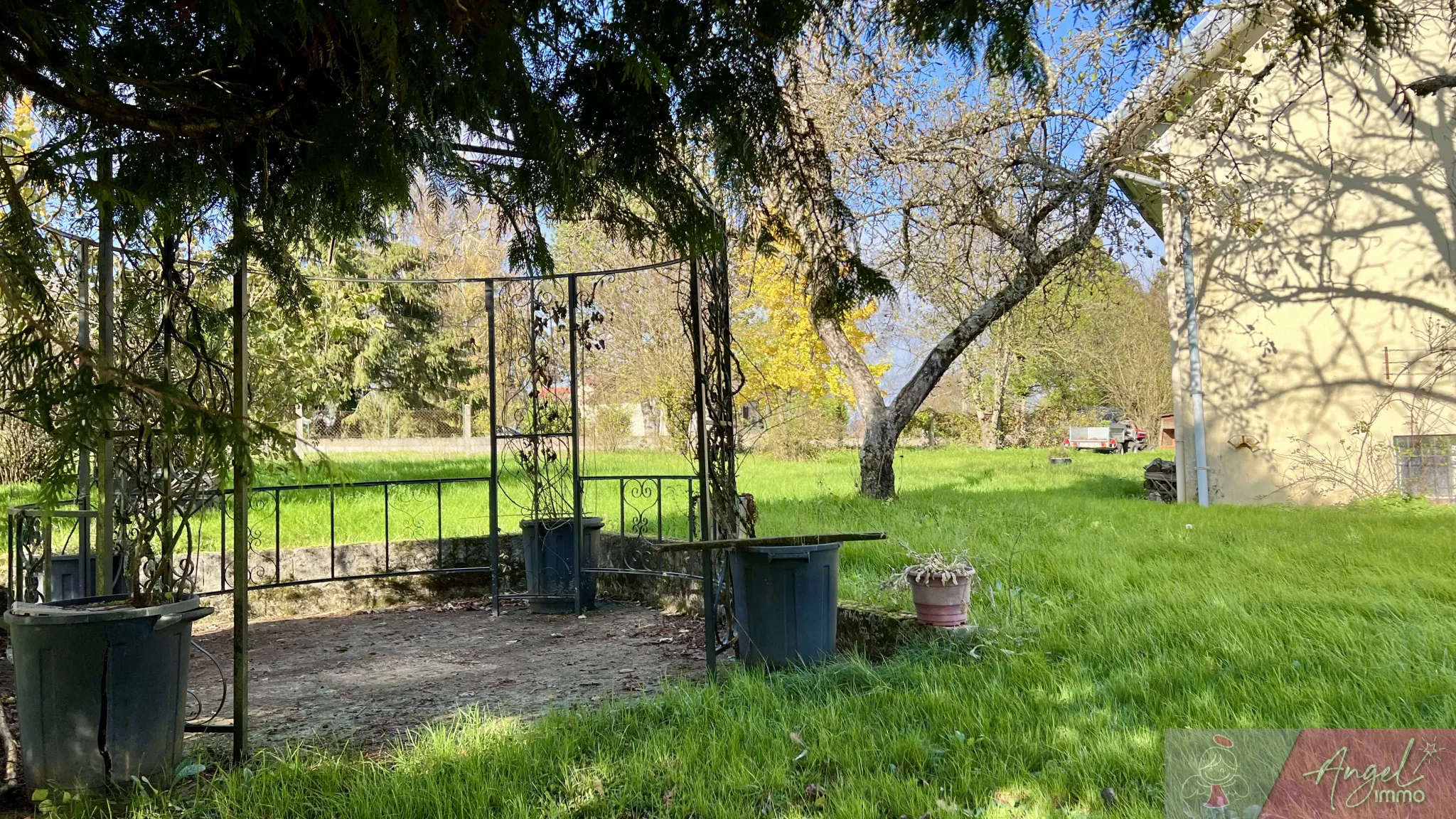 Maison spacieuse à vendre à Lavangeot avec sous-sol et jardin 