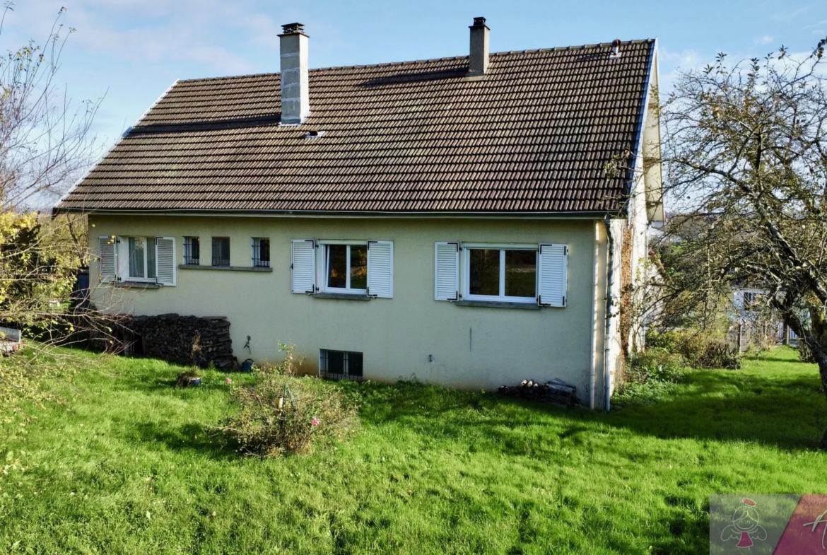 Maison spacieuse à vendre à Lavangeot avec sous-sol et jardin 