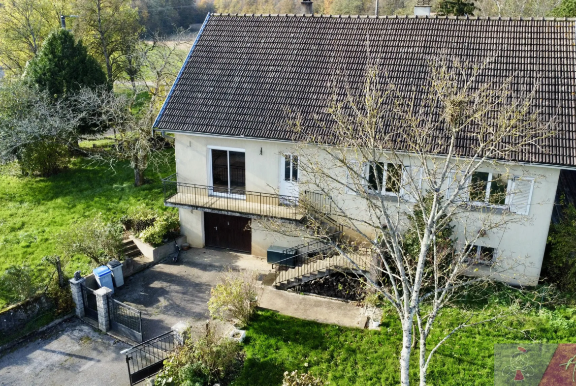 Maison spacieuse à vendre à Lavangeot avec sous-sol et jardin 