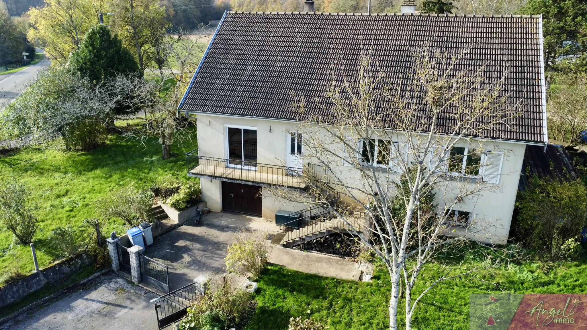 Maison spacieuse à vendre à Lavangeot avec sous-sol et jardin 