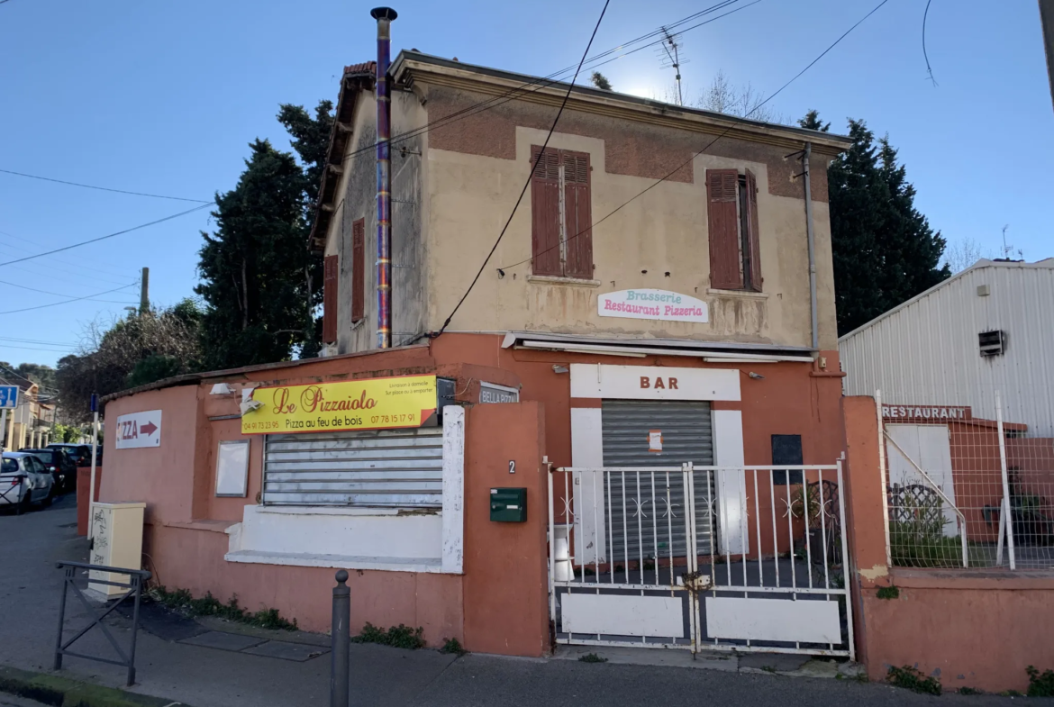 Maison à vendre à Marseille : ancien commerce, local à pizza et appartement T3 