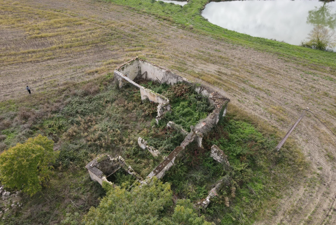 Ancienne ferme à rénover avec vue sur lac à Fources 