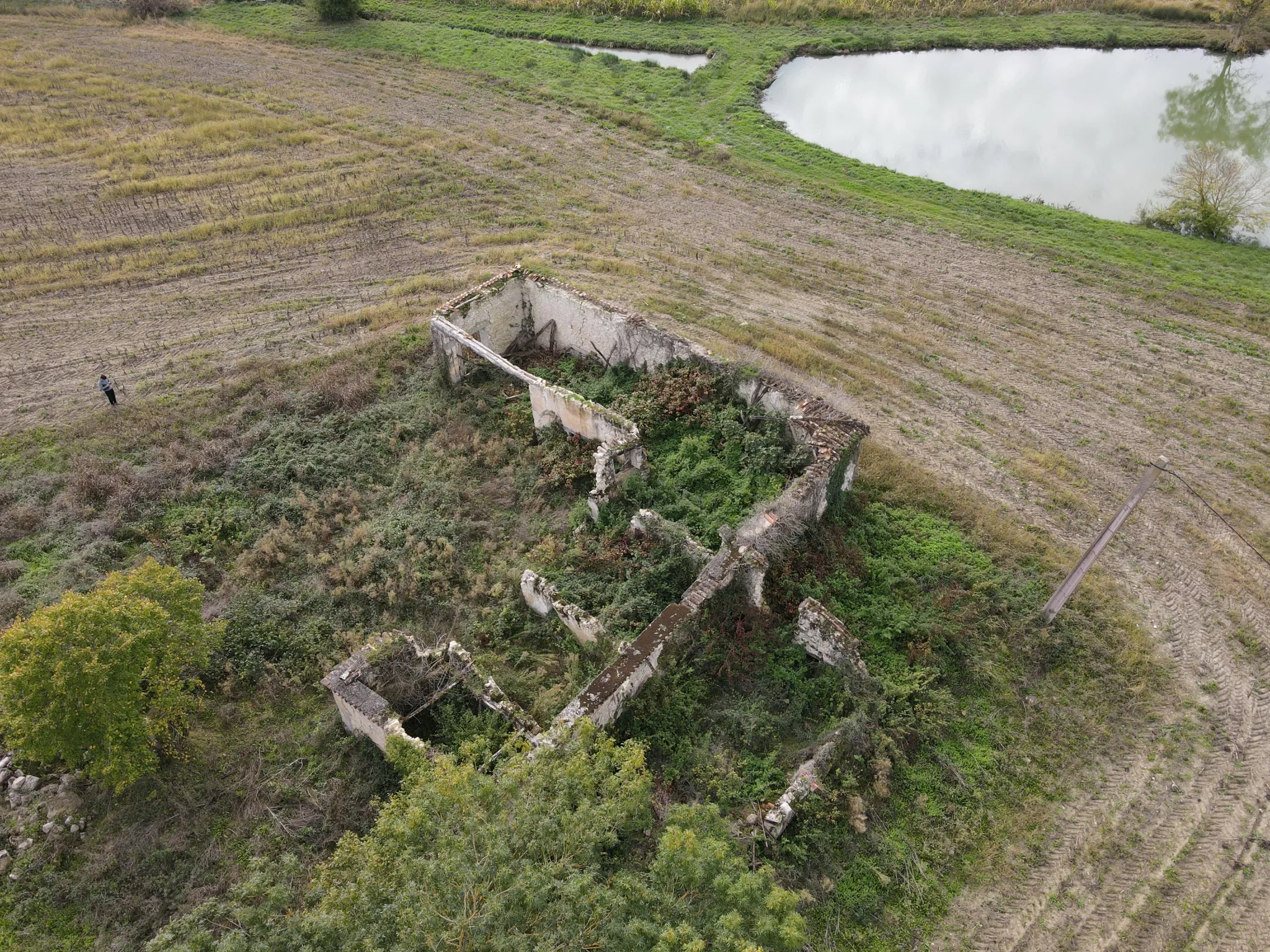 Ancienne ferme à rénover avec vue sur lac à Fources 