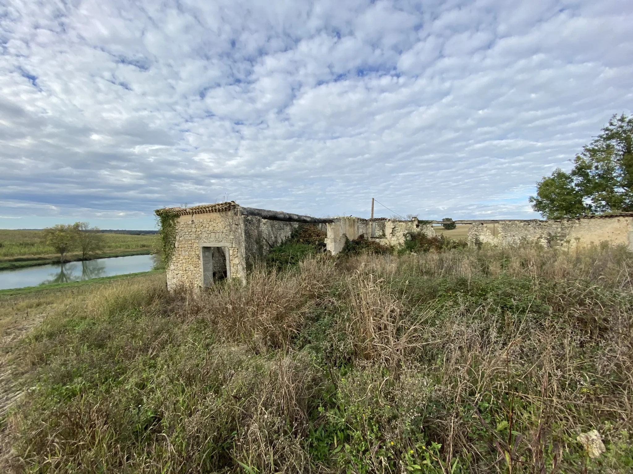 Ancienne ferme à rénover avec vue sur lac à Fources 