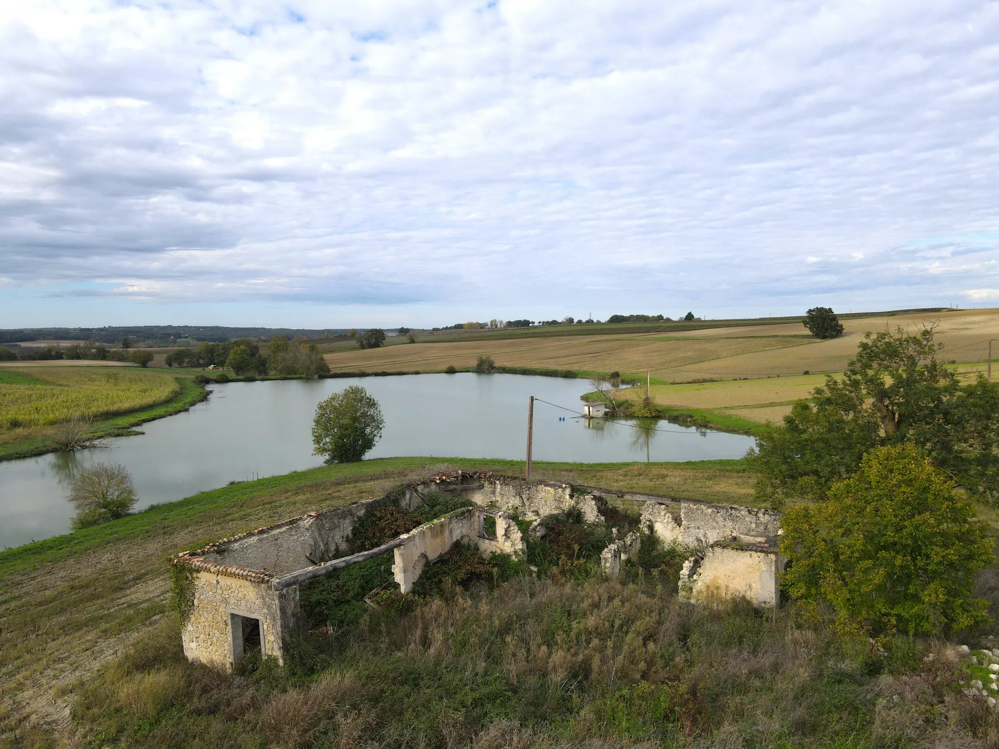 Ancienne ferme à rénover avec vue sur lac à Fources 