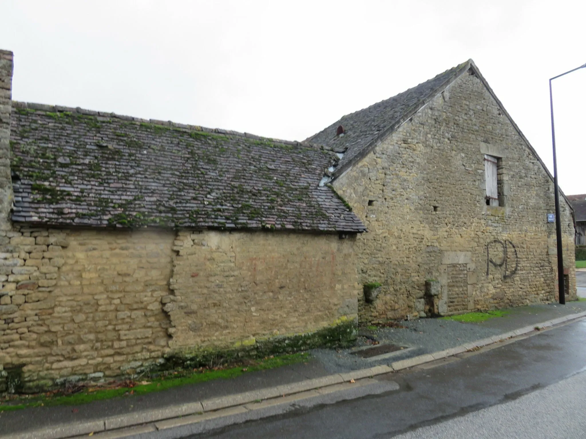 Maison en Pierre à Rénover à Damigny 