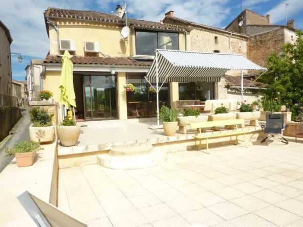 Maison familiale à Lacapelle - 4 chambres, jardin et véranda climatisée