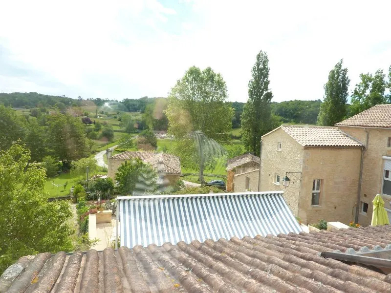 Maison familiale à Lacapelle - 4 chambres, jardin et véranda climatisée 