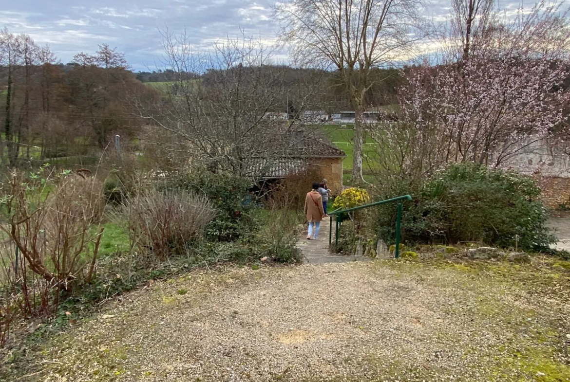 Maison familiale à Lacapelle - 4 chambres, jardin et véranda climatisée 