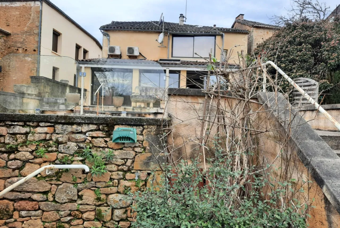 Maison familiale à Lacapelle - 4 chambres, jardin et véranda climatisée 