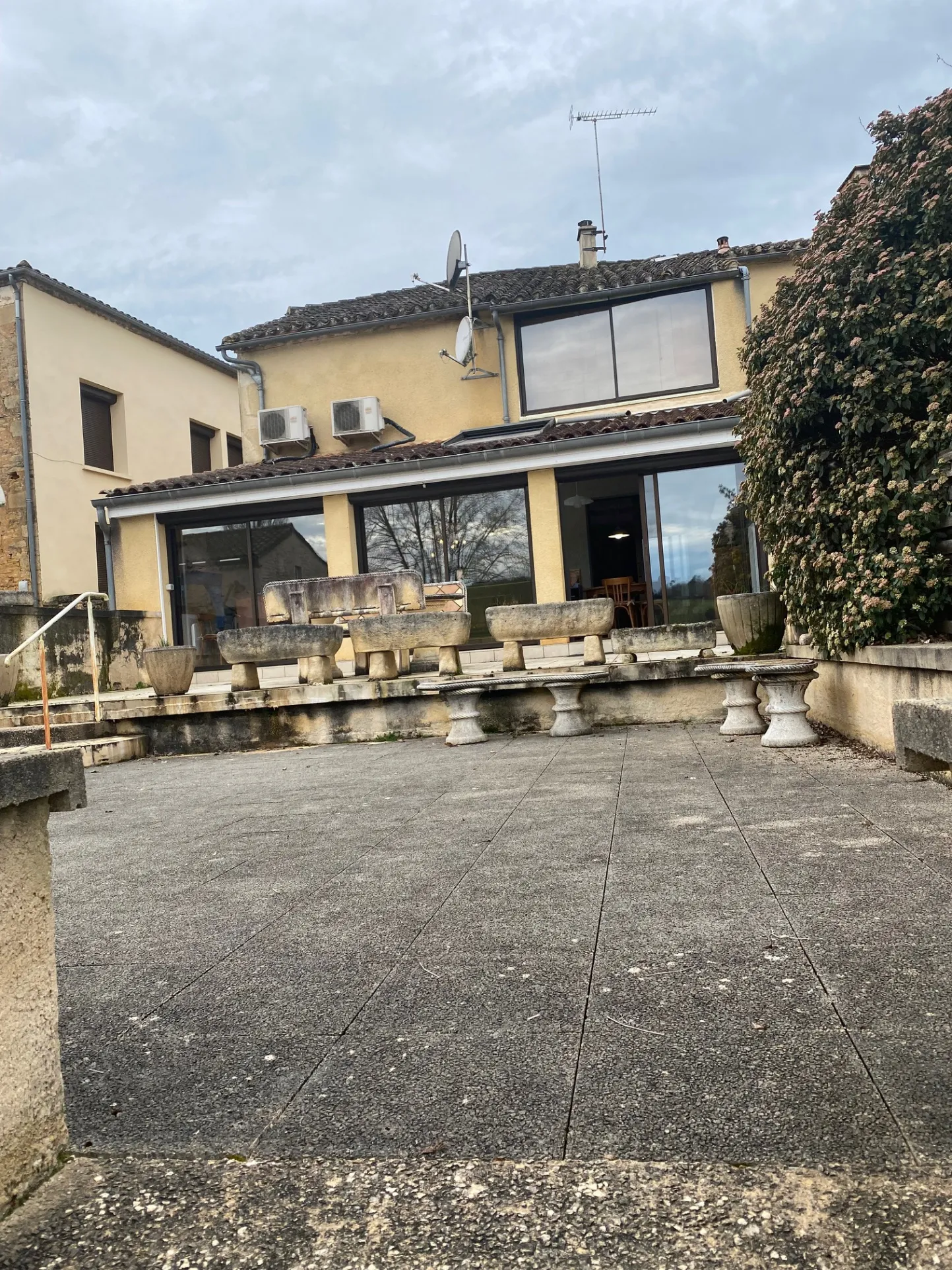 Maison familiale à Lacapelle - 4 chambres, jardin et véranda climatisée 