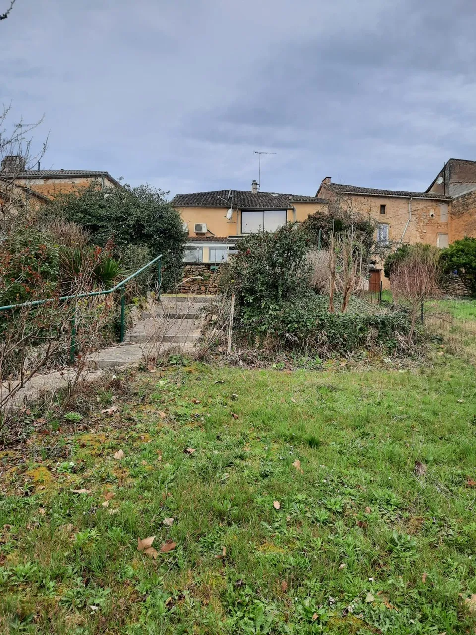 Maison familiale à Lacapelle - 4 chambres, jardin et véranda climatisée 