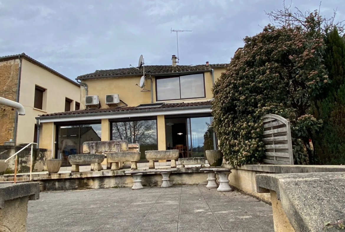 Maison familiale à Lacapelle - 4 chambres, jardin et véranda climatisée 