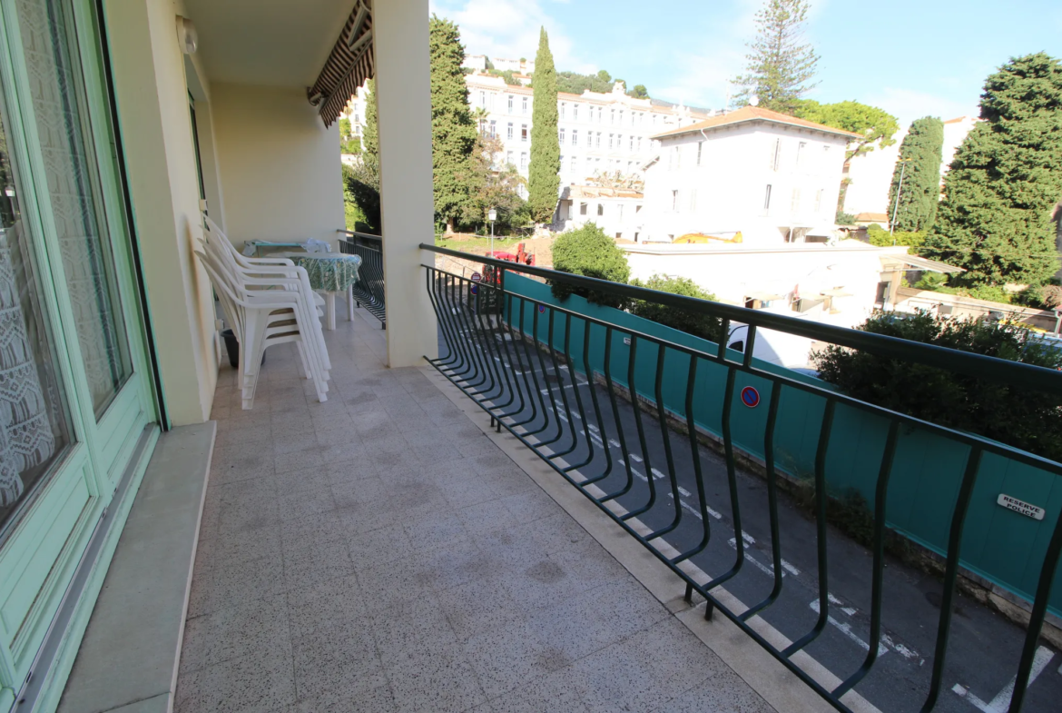 Appartement deux pièces avec terrasse au centre-ville de Menton 