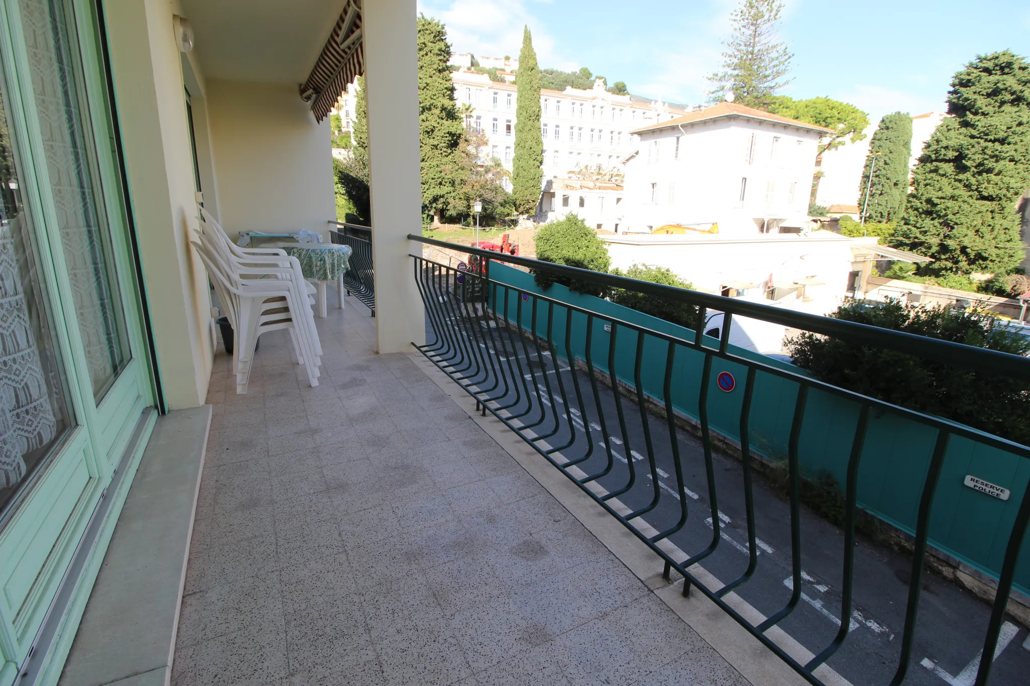 Appartement deux pièces avec terrasse au centre-ville de Menton 