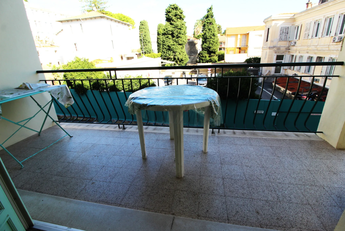 Appartement deux pièces avec terrasse au centre-ville de Menton 