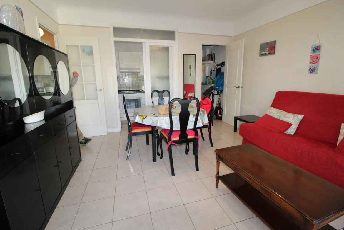 Appartement deux pièces avec terrasse au centre-ville de Menton 