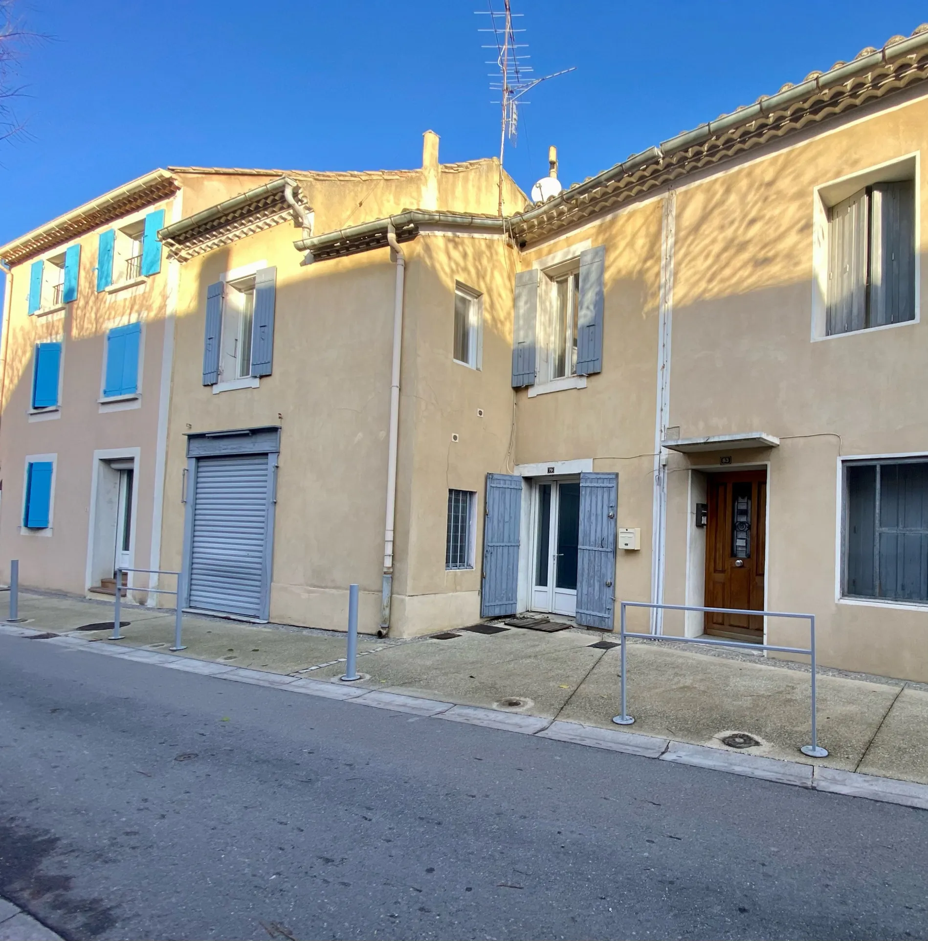 Maison de village à Camaret sur Aigues : 3 chambres & dépendance 