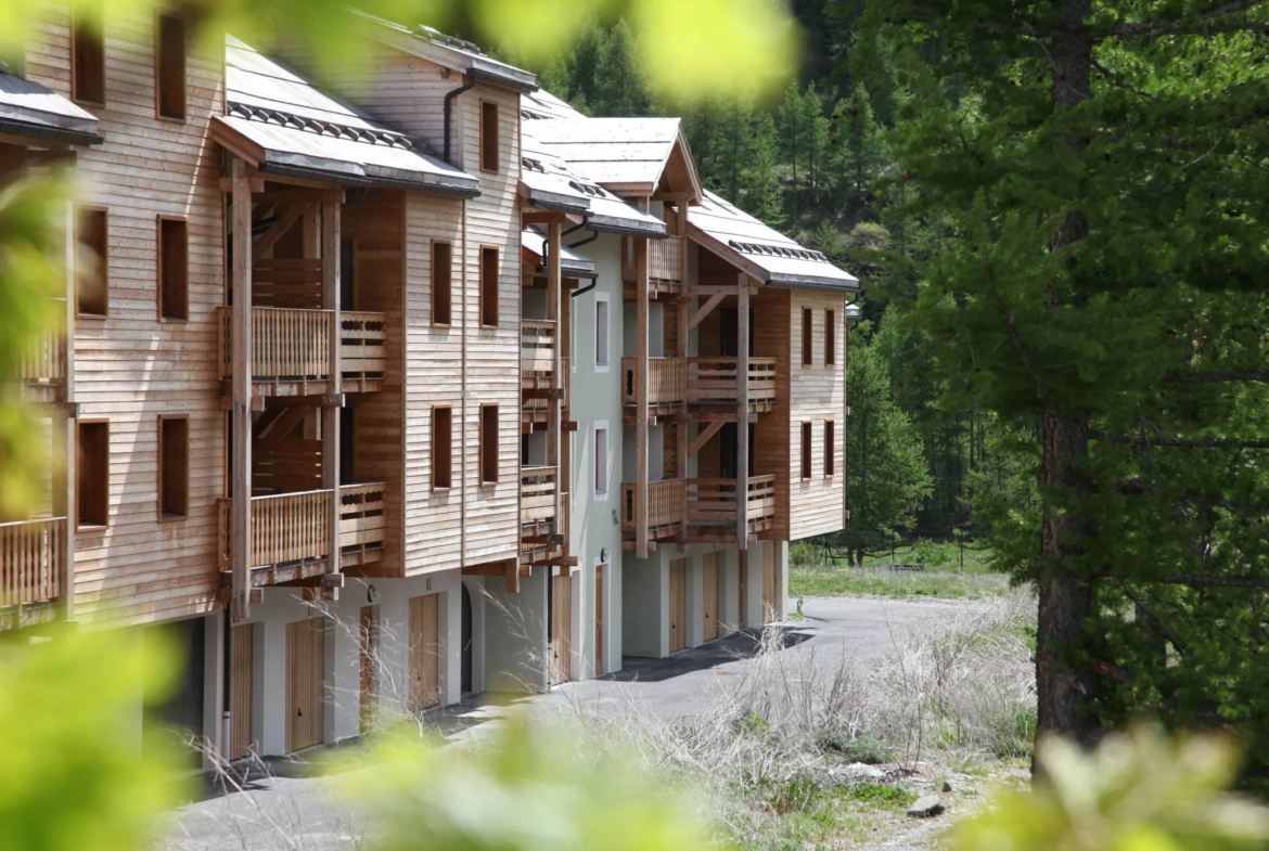 Appartement à vendre à Abries avec terrasse et garage 