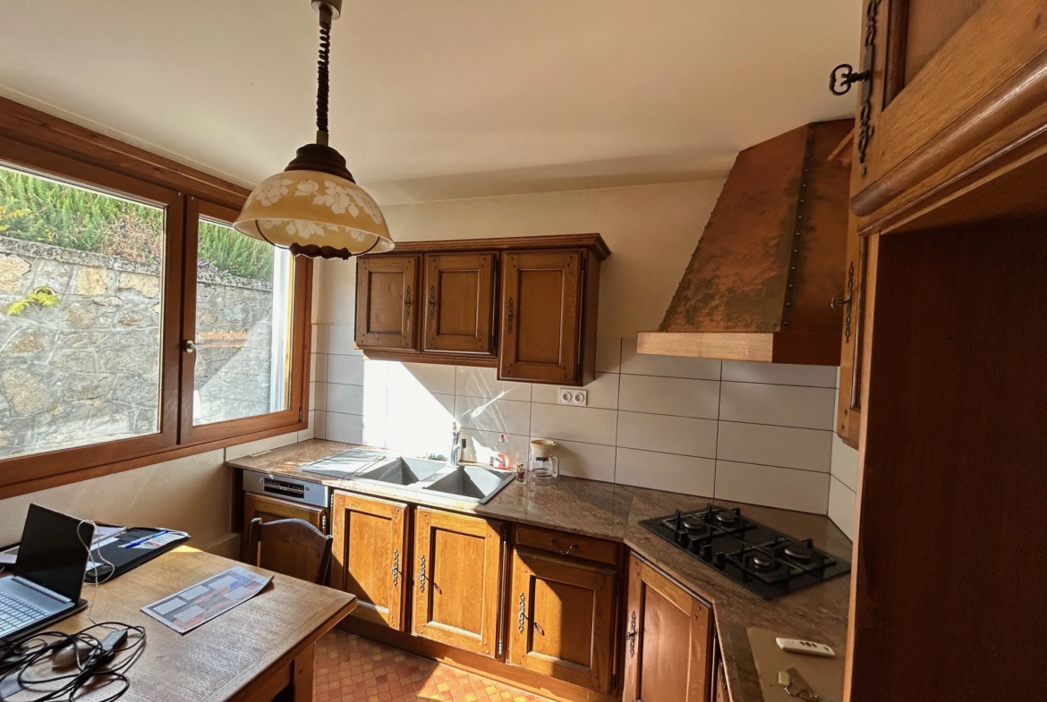 Maison à vendre à Ussel en Corrèze - 4 chambres, terrain de 450 m² 