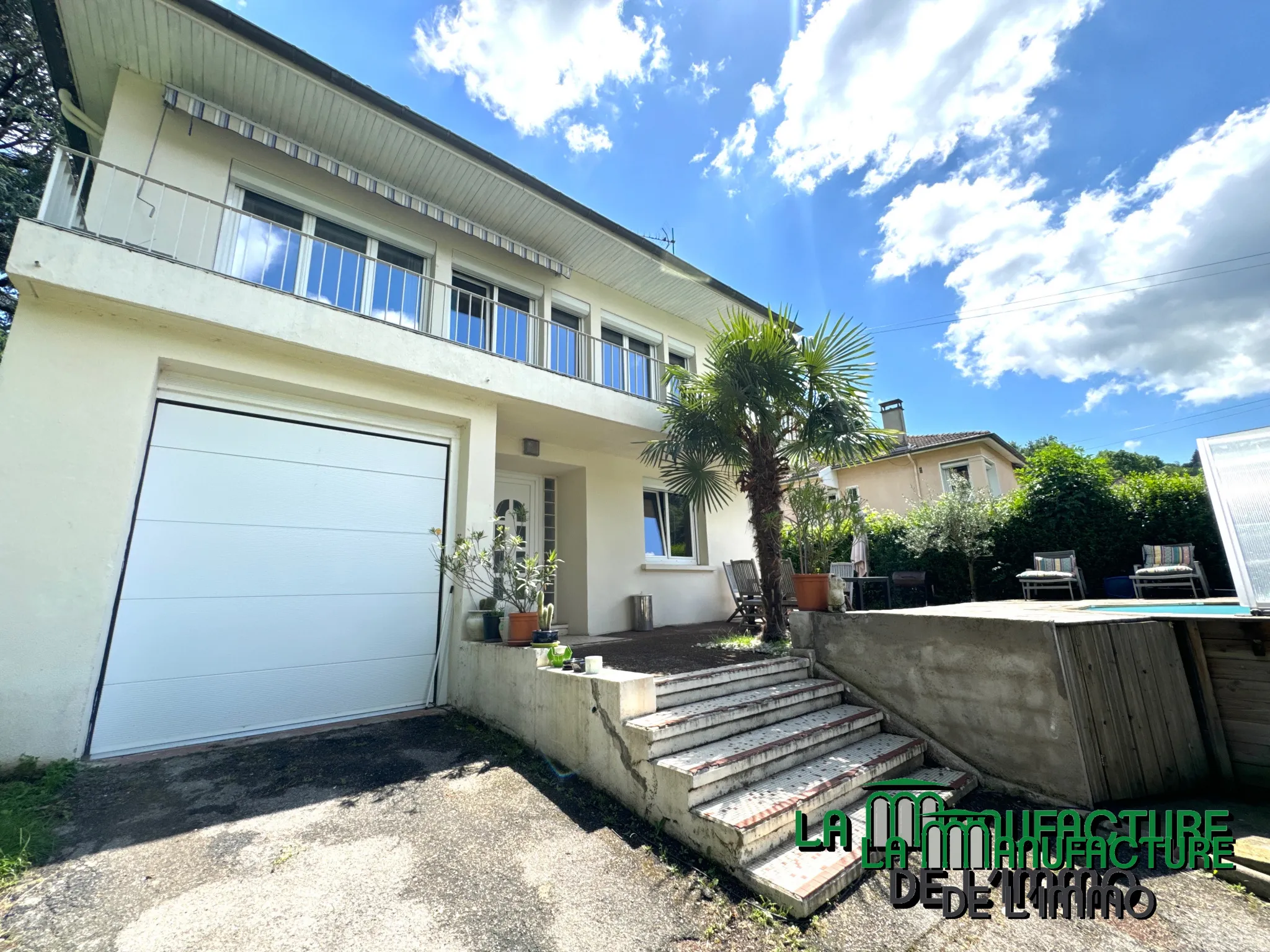 Maison individuelle avec piscine, 4 chambres et garage à Le Chambon-Feugerolles 