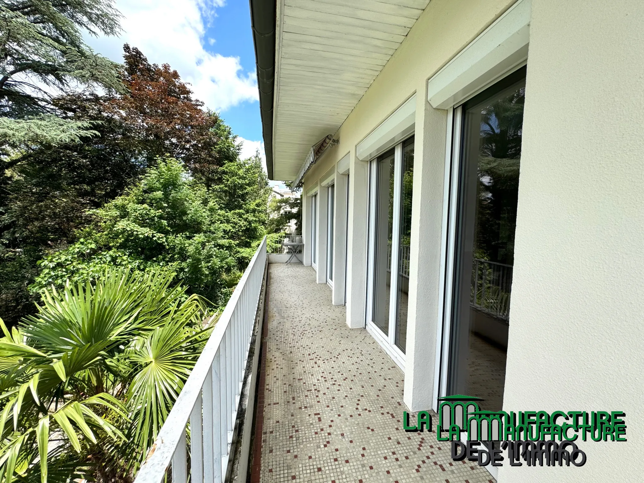 Maison individuelle avec piscine, 4 chambres et garage à Le Chambon-Feugerolles 