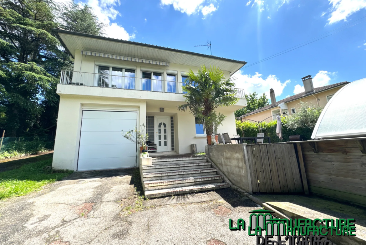 Maison individuelle avec piscine, 4 chambres et garage à Le Chambon-Feugerolles 