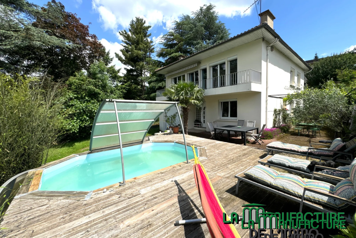 Maison individuelle avec piscine, 4 chambres et garage à Le Chambon-Feugerolles 