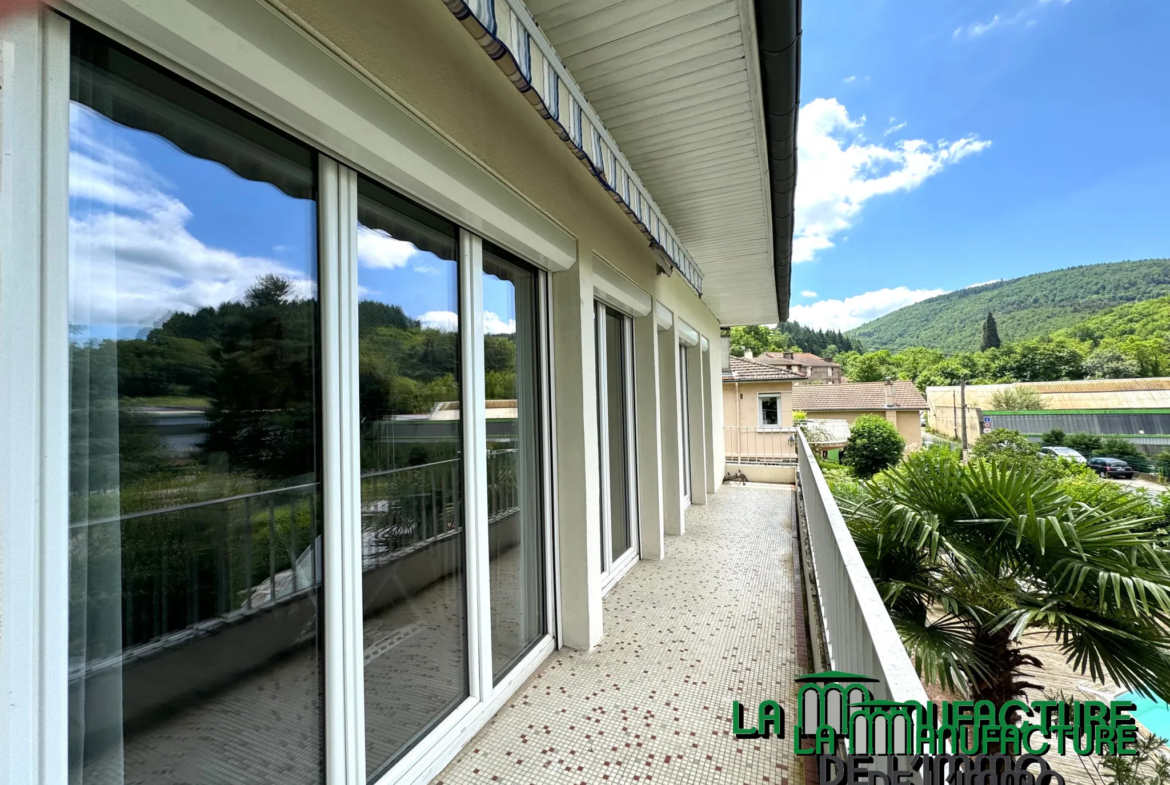 Maison individuelle avec piscine, 4 chambres et garage à Le Chambon-Feugerolles 