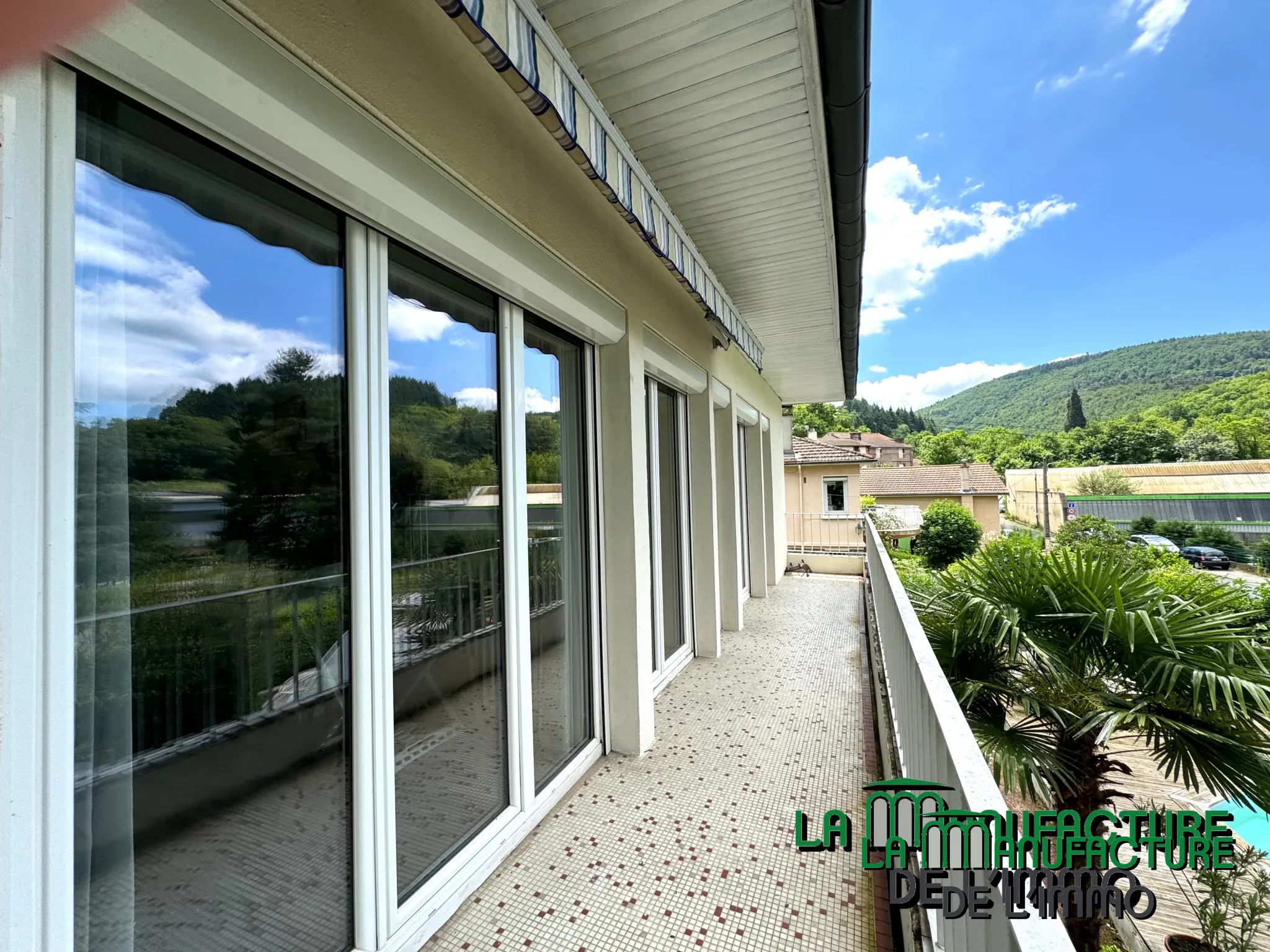 Maison individuelle avec piscine, 4 chambres et garage à Le Chambon-Feugerolles 