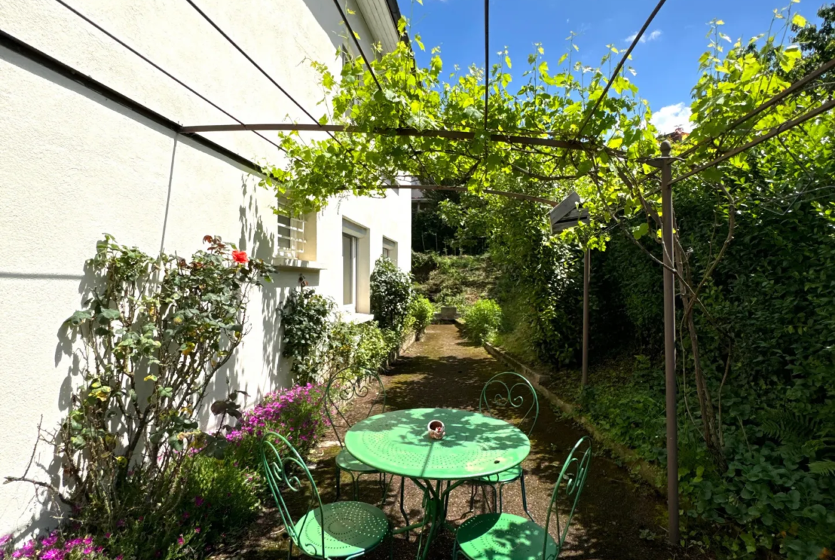 Maison individuelle avec piscine, 4 chambres et garage à Le Chambon-Feugerolles 