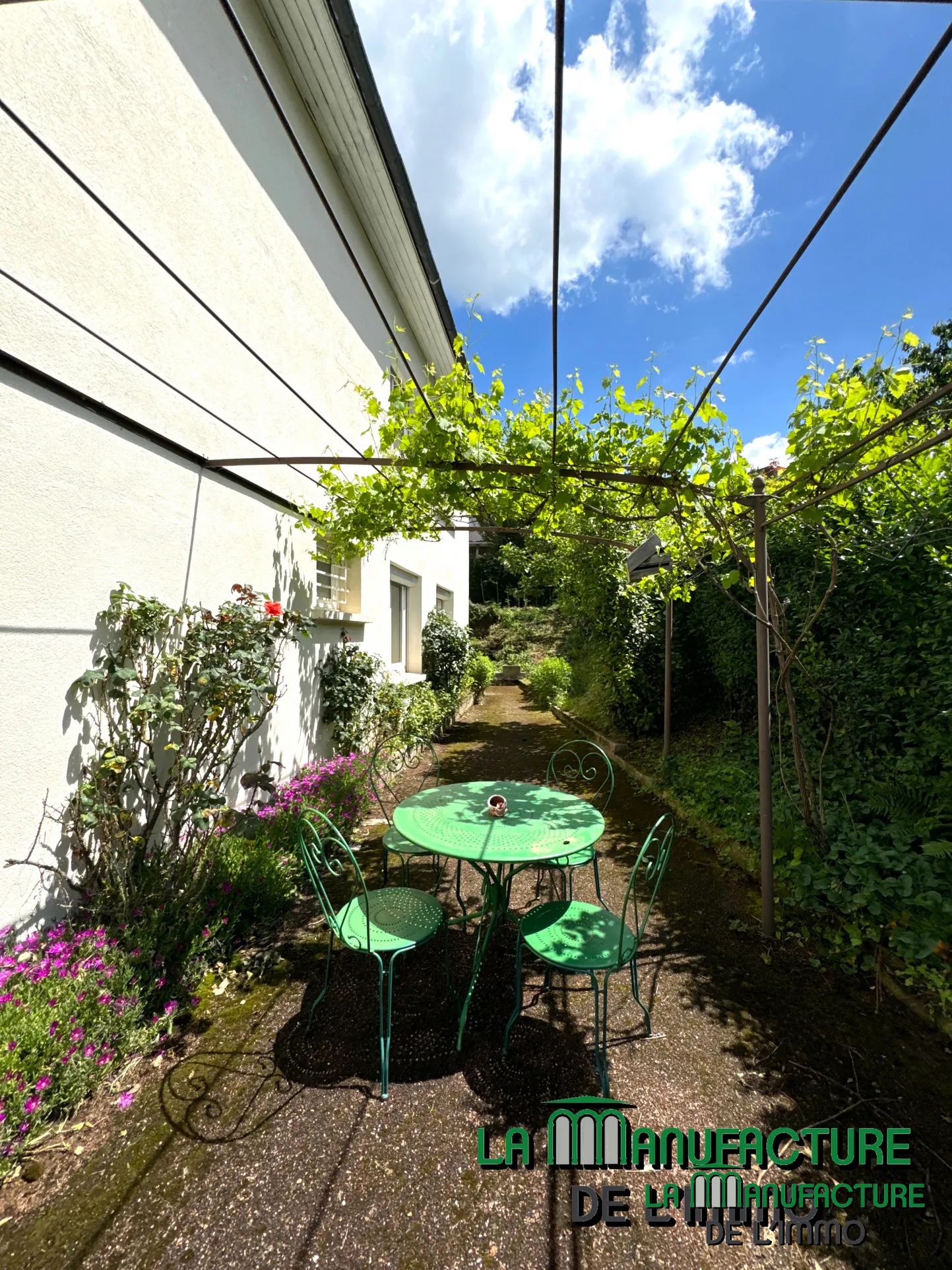 Maison individuelle avec piscine, 4 chambres et garage à Le Chambon-Feugerolles 