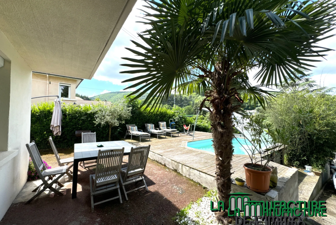 Maison individuelle avec piscine, 4 chambres et garage à Le Chambon-Feugerolles 