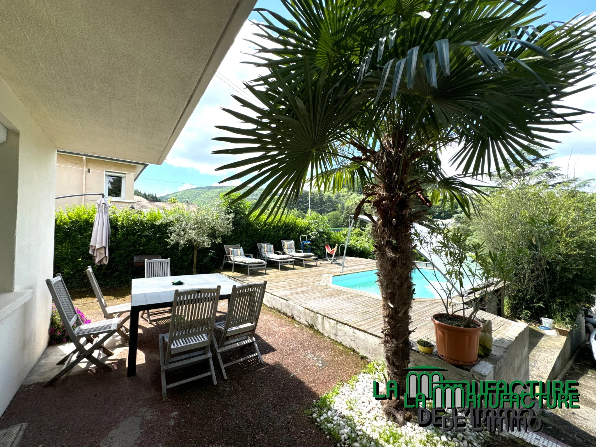 Maison individuelle avec piscine, 4 chambres et garage à Le Chambon-Feugerolles 