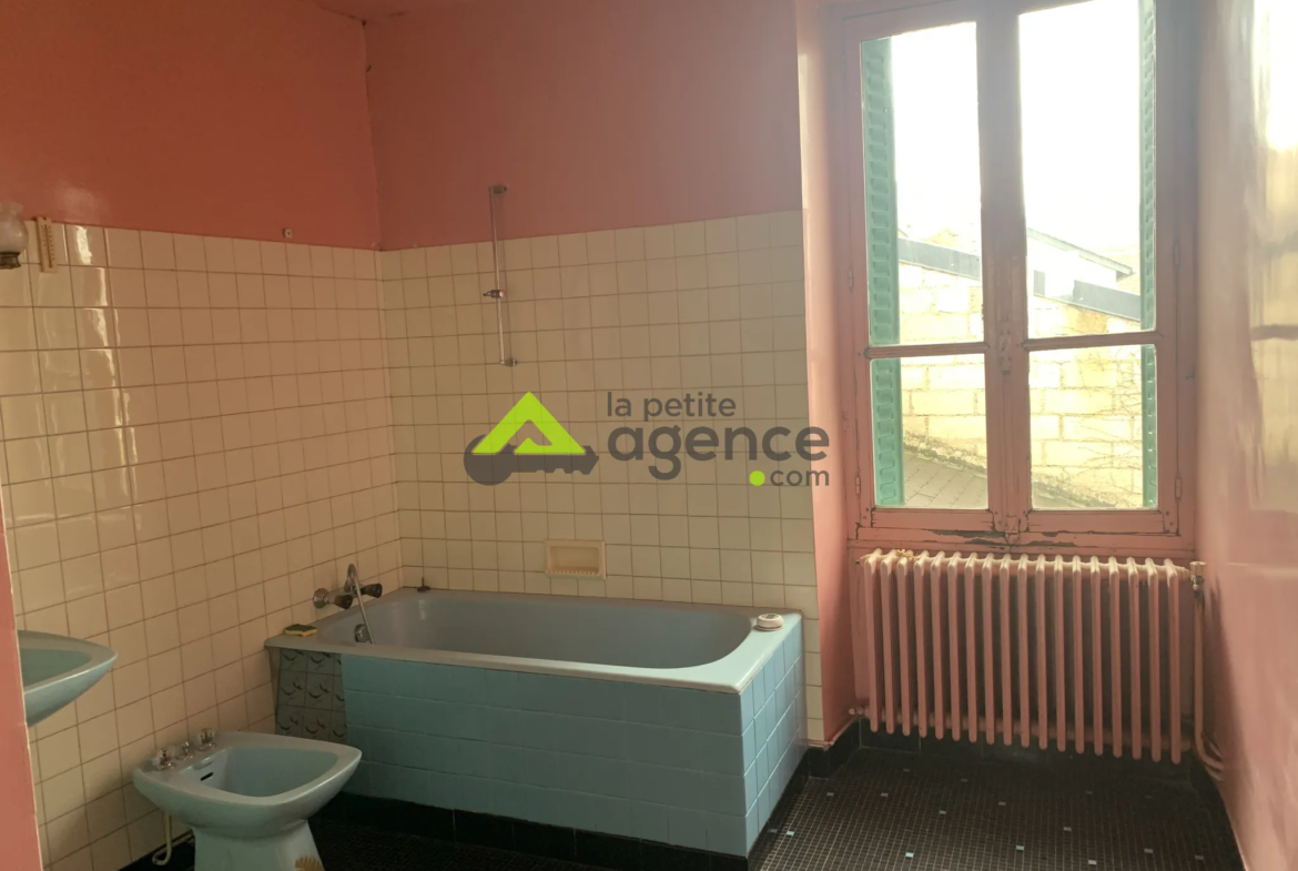 À vendre : Grande maison de bourg - 205 m2 à Champagnat 