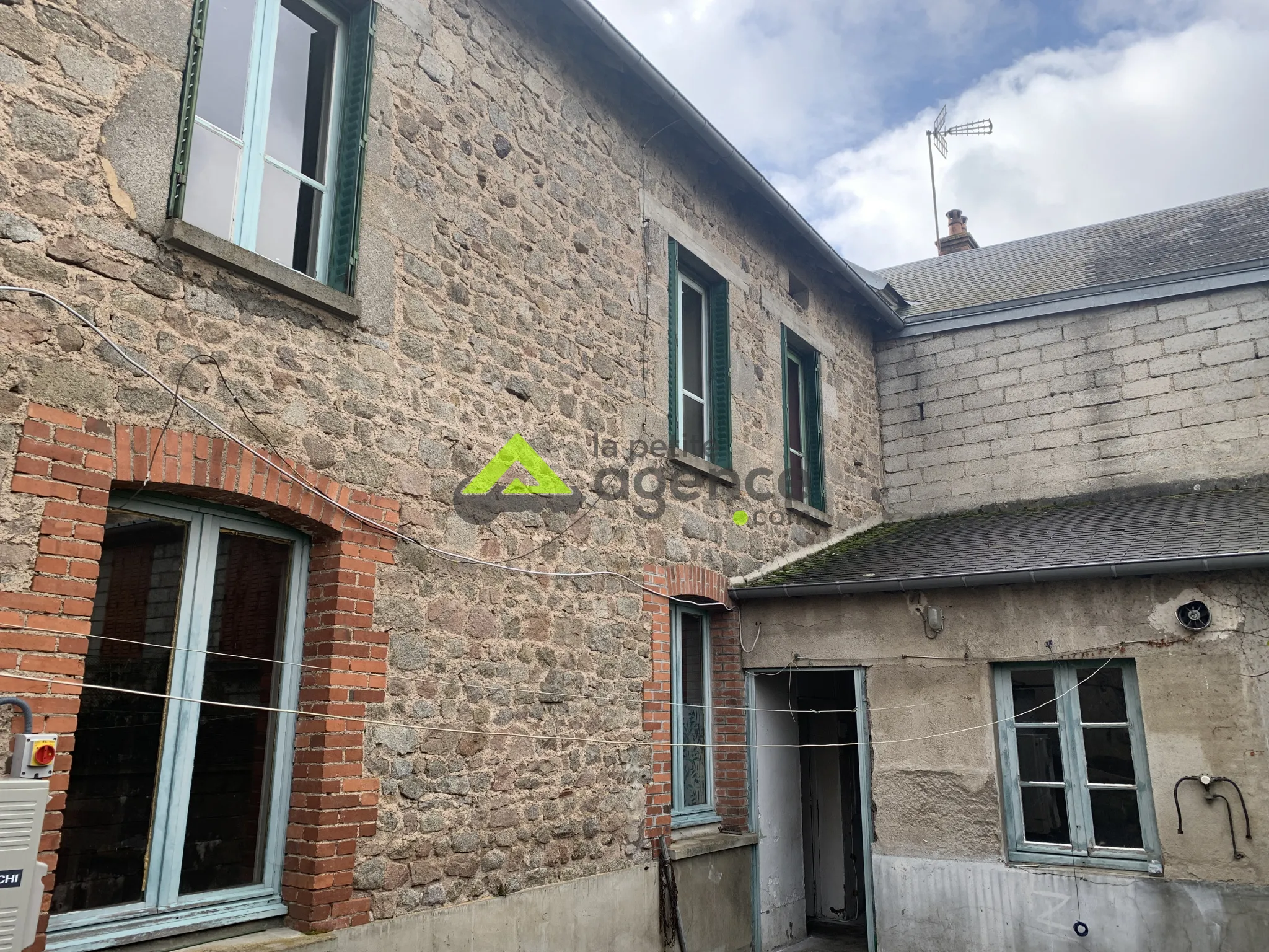 À vendre : Grande maison de bourg - 205 m2 à Champagnat 