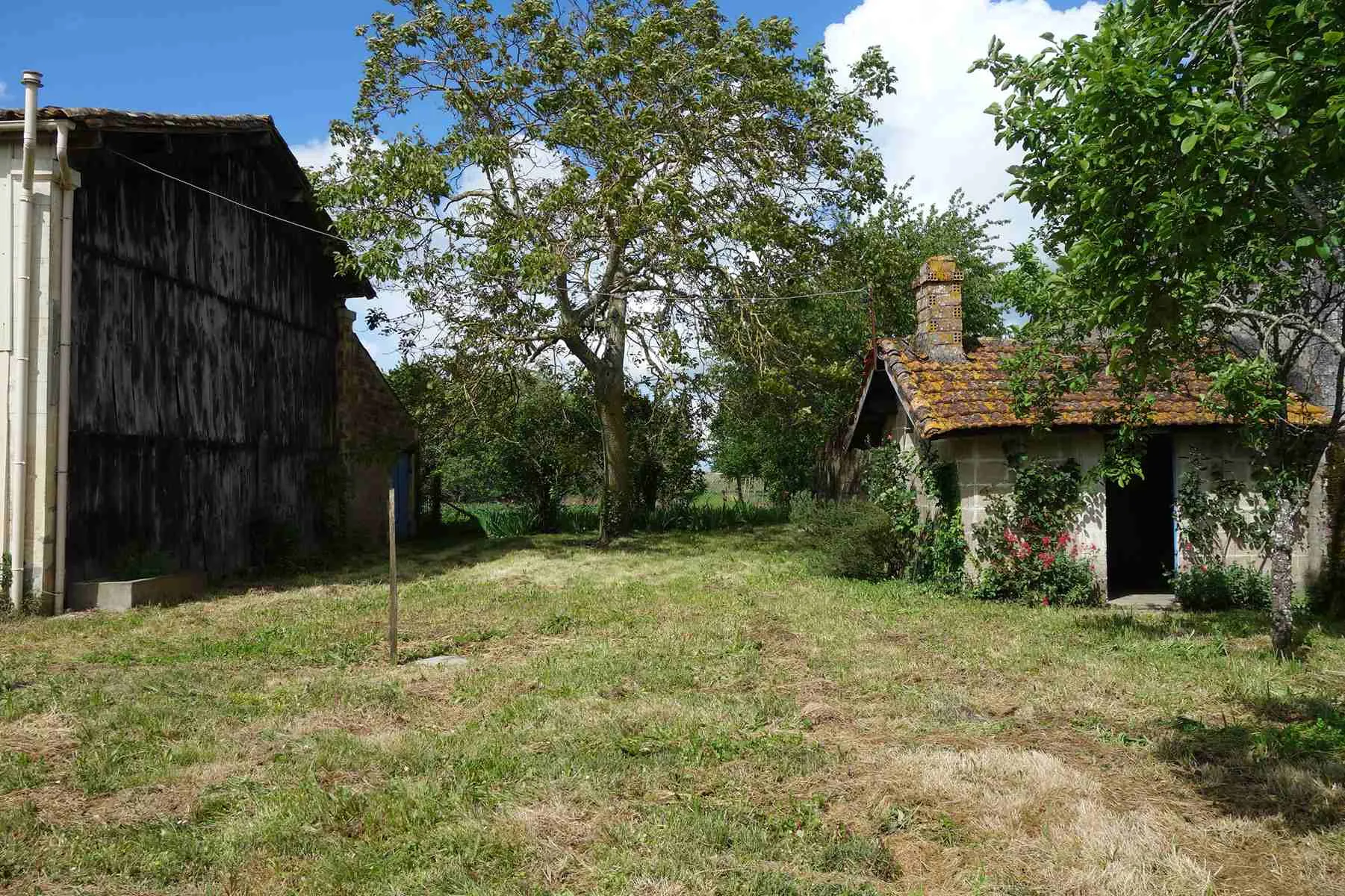 Maison en pierre avec grandes dépendances à St Ciers sur Gironde 