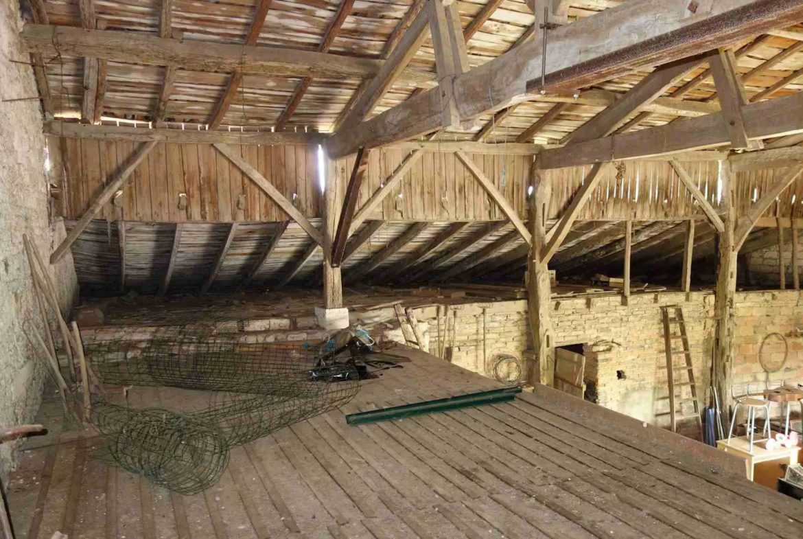 Maison en pierre avec grandes dépendances à St Ciers sur Gironde 